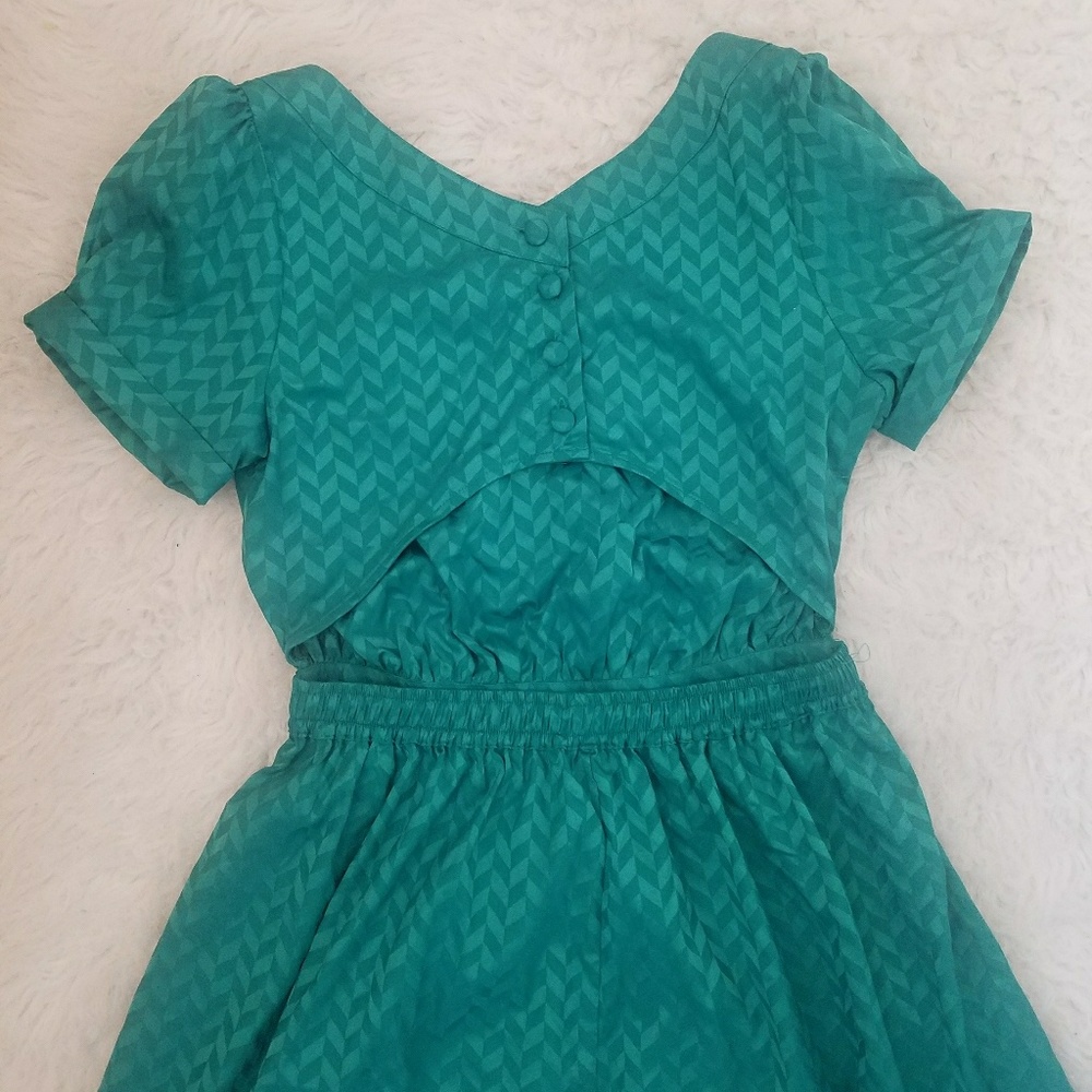 Adorable green forever 21 dress with cut out